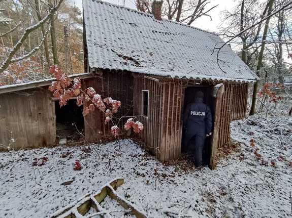 policjantka sprawdza opuszczony dom.