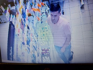 mężczyzna podejrzany o dokonanie kradzieży podczas przemieszczania się po sklepie.