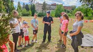 policjant rozmawia z dziećmi.