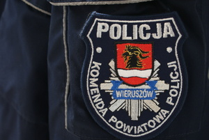 widzimy naszywkę na policyjnym mundurze z napisem Komenda Powiatowa Policji w Wieruszowie.