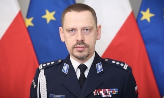 na zdjęciu widzimy Komendanta Głównego Policji inspektora Marka Boronia, w tle widać flagę Rzeczypospolitej Polski i Unii Europejskiej.