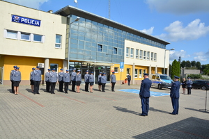 widzimy jak  I Zastępca Komendanta Wojewódzkiego Policji w Łodzi inspektor Jarosław Rybka wita się z odznaczonymi i mianowanymi policjantami.