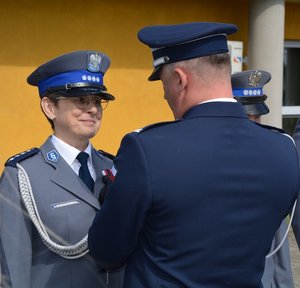 I Zastępca Komendanta Wojewódzkiego Policji w Łodzi inspektor Jarosław Rybka wręcza odznakę policjantce.