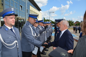 widzimy policjantów mianowanych i Starostę Powiatu Wieruszowskiego Stefana Pietrasa, który gratuluje policjantowi poprzez uścisk dłoni.