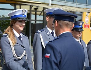 widzimy jak Komendant Powiatowy Policji w Wieruszowie gratuluje policjantce mianowanej na wyższy stopień służbowy.