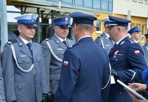 widzimy Komendanta Wojewódzkiego Policji w Łodzi inspektora Jarosława Rybkę oraz Komendanta Powiatowego Policji w Wieruszowie podczas ceremonii wręczania policjantom aktów mianowania na wyższe stopnie służbowe.