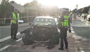 miejsce wypadku drogowego, policjanci zabezpieczają ślady związane ze zdarzeniem