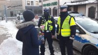 Policjanci rozmawiają z wolontariuszami WOŚP.