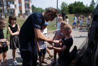 Policjanci w trakcie spotkania profilaktycznego z dziećmi i młodzieżą.