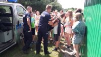 Policjanci w trakcie spotkania profilaktycznego z dziećmi i młodzieżą.