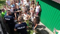 Policjanci w trakcie spotkania profilaktycznego z dziećmi i młodzieżą.