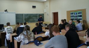 Policjant podczas prelekcji z uczniami.