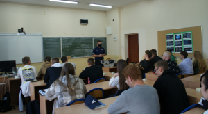 Policjant podczas prelekcji z dziećmi i młodzieżą.