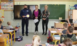 Policjant podczas prelekcji z dziećmi i młodzieżą.