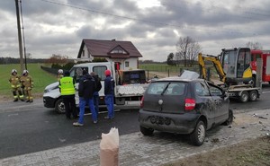 Policjant ustala okoliczności na miejscu kolizji drogowej.