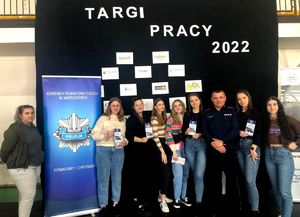 Policjanci i pracownicy KPP w Wieruszowie na Targach Pracy.