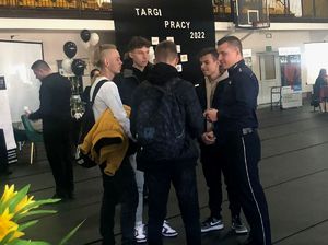 Policjanci i pracownicy KPP w Wieruszowie na Targach Pracy.
