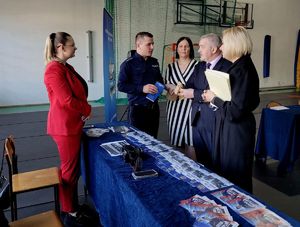 Policjanci i pracownicy KPP w Wieruszowie na Targach Pracy.