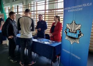 Policjanci i pracownicy KPP w Wieruszowie na Targach Pracy.