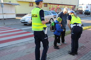 policjanci rozmawiają z dziećmi.