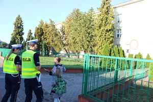 dziewczynka trzyma odblask otrzymany od policjantów.