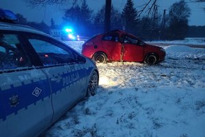 widoczny radiowóz z pojazdem biorącym udział w zdarzeniu.