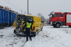 policjantka podczas sprawdzania uszkodzeń pojazdu.