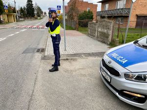 policjantka mierzy prędkość.