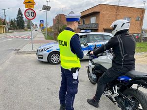 policjant podczas kontroli drogowej.