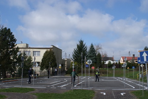 policjanci w trakcie konkurencji na miasteczku ruchu.