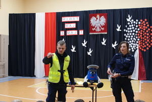 policjanci podczas pokazu wyposażenia funkcjonariusza policji.