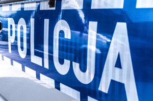 boczny napis Policja na drzwiach radiowozu.