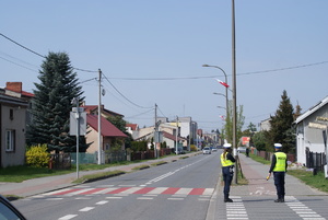 policjanci kontrolują prędkość kierowców