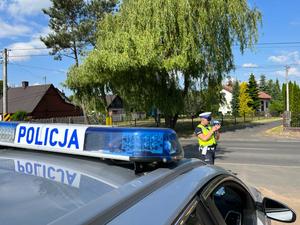 policjant ruchu drogowego mierzy prędkość kierującym.