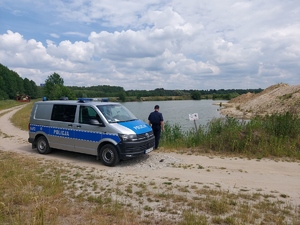 policjant sprawdza zbiornik wodny.