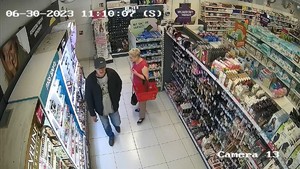 kobieta i mężczyzna ogladają towar w sklepie.