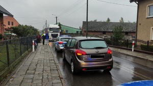 na zdjęciu widzimy miejsce zdarzenia wraz z pojazdem ciężarowym i rowerem a także radiowóz.