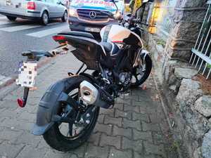 motocykl uczestniczący w zdarzeniu w tle karetka pogotowia.