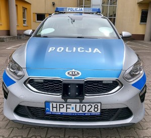 policyjny radiowóz na parkingu Komendy Powiatowej Policji w Wieruszowie.
