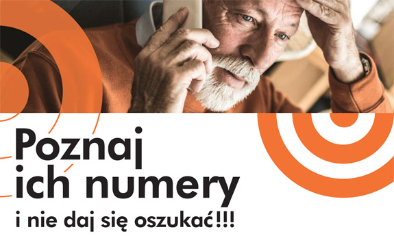 widzimy mężczyznę trzymającego słuchawkę telefonu przy uchu.