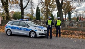 widzimy policjantów pełniących służbę w rejonie cmentarza.