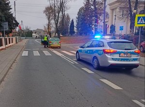 widzimy policyjny radiowóz i pojazd biorący udział w zdarzeniu.