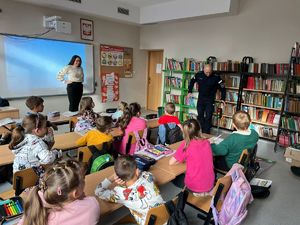 policjant podczas spotkania z dziećmi.