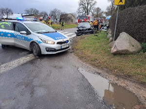 widzimy miejsce zdarzenia oraz radiowóz policyjny zabezpieczający wypadek.