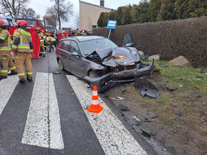 widzimy pojazd biorący udział w wypadku oraz pracujące służby.