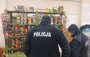 widzimy policjantów podczas kontroli miejsc sprzedaży fajerwerek.