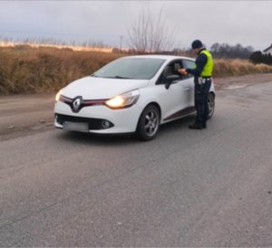 policjant prowadzi kontrole stanu trzeźwości kierującego.