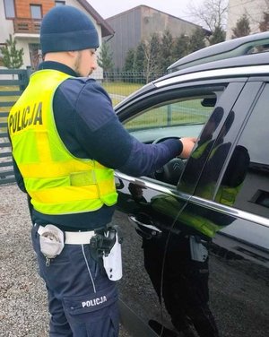 policjant prowadzi kontrole stanu trzeźwości kierującego.