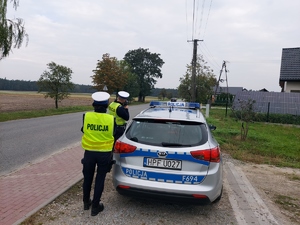 widzimy policjantów kontrolujących prędkość.