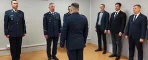 Dowódca uroczystości nadkomisarz Maciej Duś składa meldunek o zakończeniu uroczystości I Zastępcy Komendanta Wojewódzkiego Policji w Łodzi inspektorowi Jarosławowi Rybce, obok widzimy zaproszonych gości i policjantów.